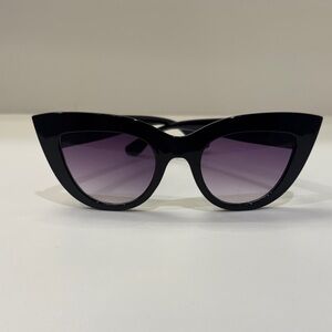 Chic Black Cat-Eye Sunglasses